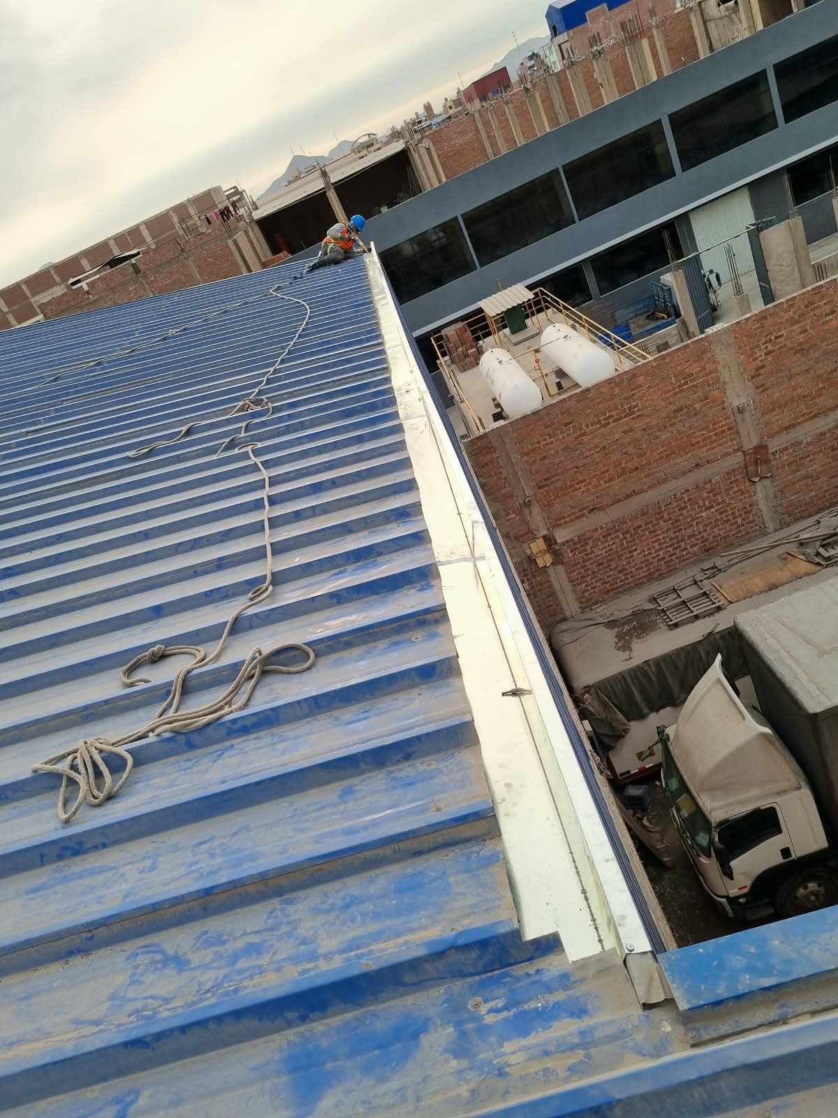 Línea de vida instalada para el trabajo sobre el techo