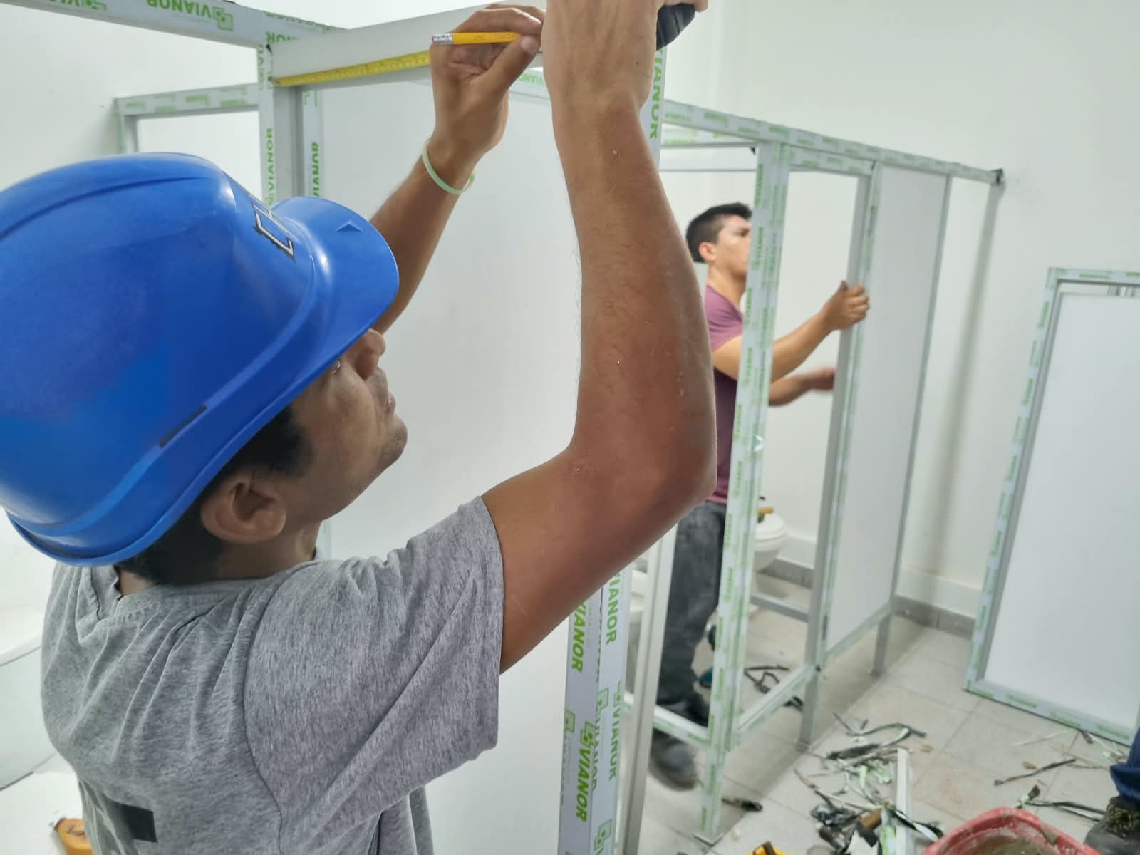 Montaje de estructura de aluminio para divisiones